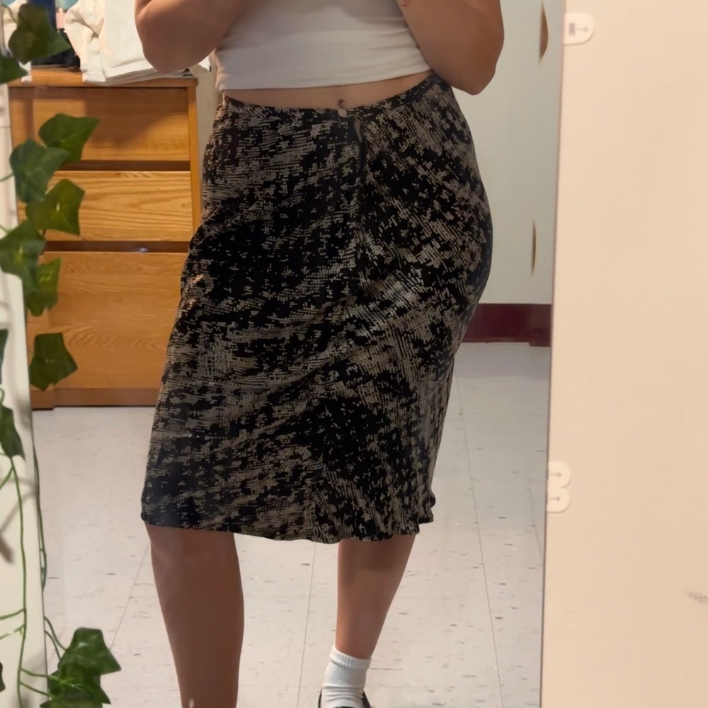 FRENCH CONNECTION. BLACK PATTERN SILK MIDI SKIRT.
